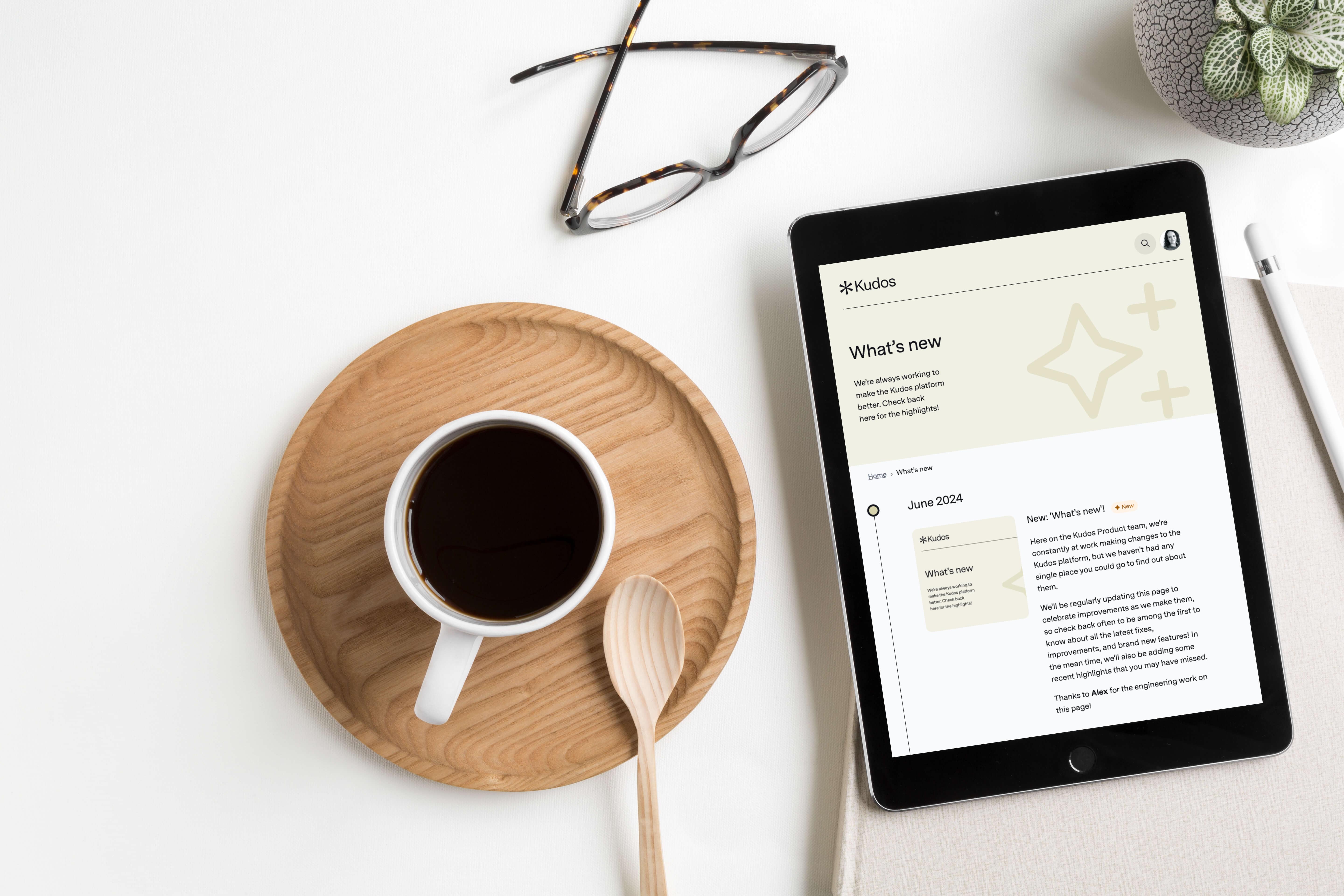 mockuuups-ipad-pro-mockup-on-white-table